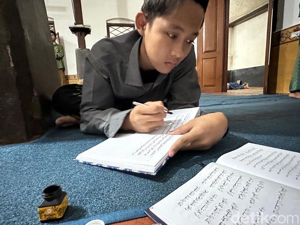 Antusiasme Santri Mengaji Kitab Kuning di Kediri