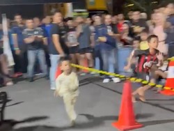 Serunya Lomba Lari Malam Hari di Riau, Bocil-bocil Ikut Balapan!