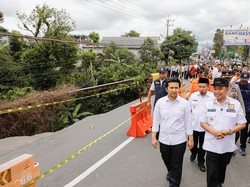 Emil Dardak Tinjau Langsung Jembatan Sentong, Minta Pembangunan Dipercepat
