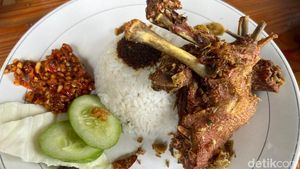 Sedapnya! Bebek Goreng Sambal Kacang hingga Iga Sambal Ijo di Rumah Nenek