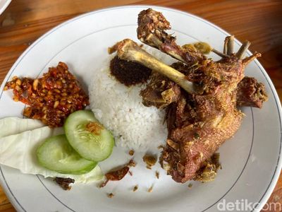 Sedapnya! Bebek Goreng Sambal Kacang hingga Iga Sambal Ijo di Rumah Nenek