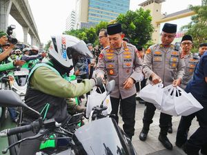 Kapolri Bagi-bagi Takjil ke Pengendara di Depan Mabes Polri