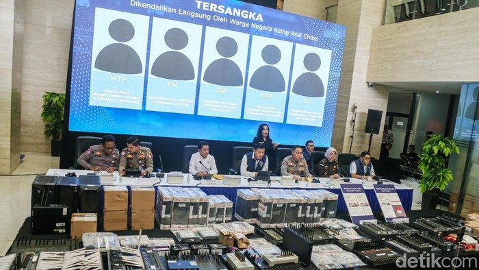 Dirtipidsiber Bareskrim Polri, Brigjen Himawan Bayu Aji mengungkap kasus penipuan online dengan modus SMS blast pembayaran e-tilang palsu dalam konferensi pers di gedung Bareskrim Polri, Jakarta, Rabu (25/2/2026).