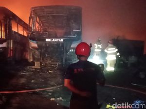 Gudang Besi Rosok di Juwiring Klaten Terbakar, 2 Bus Hangus