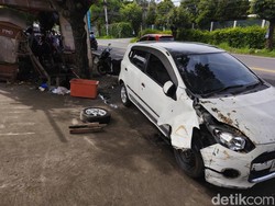 Ayla Seruduk Warung Hik dan 3 Motor di Colomadu Karanganyar