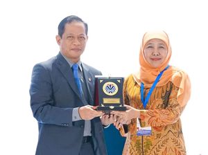 Khofifah Raih Penghargaan Pengelolaan Sampah Terbaik 2026 dari Menteri LH