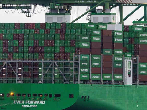 Kontainer Menggunung di Pelabuhan Oakland Usai Putusan Tarif Trump