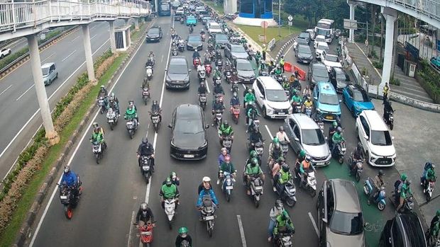 Lalin di Jl Gatot Subroto depan Semanggi Arah Kuningan Jakarta Selatan Macet