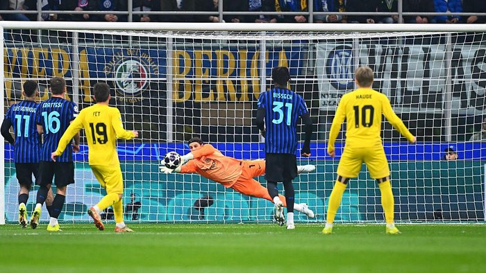 MILAN, ITALY - FEBRUARY 24:   Yann Sommer of FC Internazionale in action during the UEFA Champions League 2025/26 League Knockout Play-off Second Leg match between FC Internazionale Milano and FK Bodo/Glimt at Stadio San Siro on February 24, 2026 in 