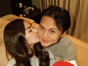 Gaya Mahalini Beri Kejutan Ultah Suami di Kasur, Rambut On Point Bikin Salfok