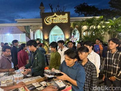 Masjid Al Madani Surabaya Bagikan 1.000 Makanan Buka Puasa ke Mahasiswa