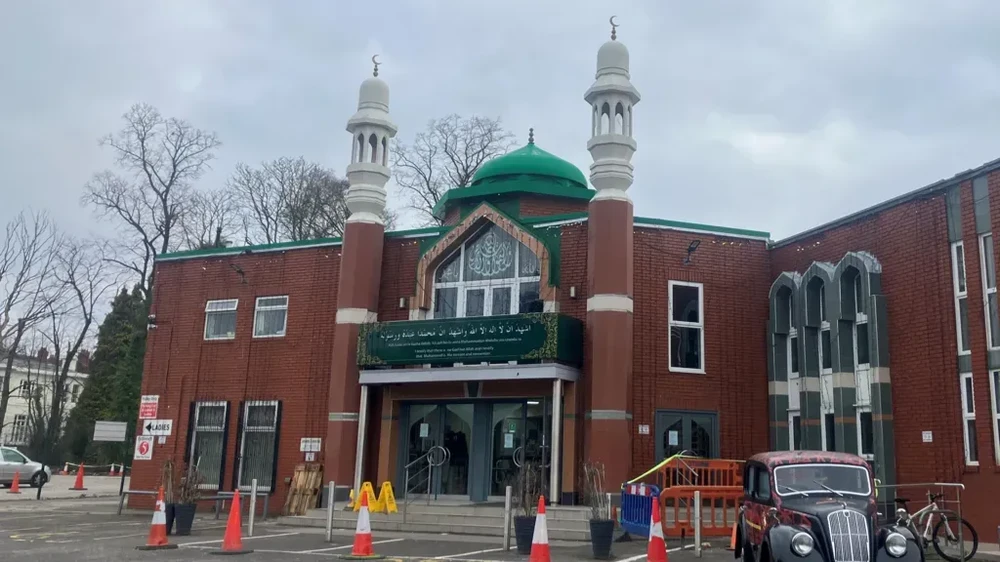Misteri Kapak di Masjid Manchester Saat Tarawih