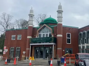 Pria di Manchester Ditangkap Bawa Kapak dan Pisau ke Masjid Saat Tarawih