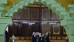Mengagumi Ukiran Ayat di Al-Quran Raksasa