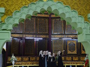 Mengagumi Ukiran Ayat di Al-Quran Raksasa