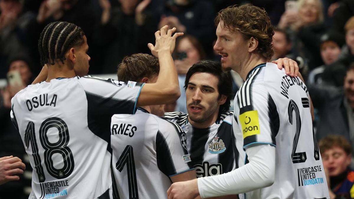 Newcastle United menang atas Man United dengan 10 pemain, layak dipuji. (Foto: REUTERS/Scott Heppell0