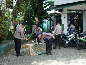 Brimob Polda Metro Gotong Royong Bersihkan Masjid di Jakarta dan Tangsel