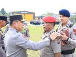 Kapolda Riau Pimpin Kenaikan Pangkat 2 Personel, Puji Dedikasi Tanpa Pamrih