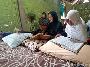 Semangatnya Nenek-nenek di Blitar Mondok Ramadan demi Bekal Akhirat