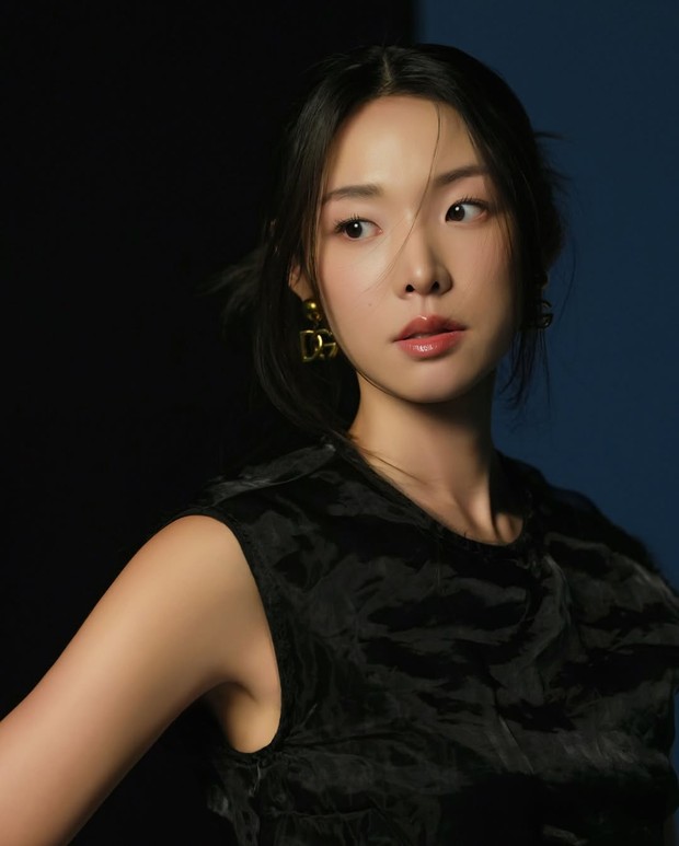 Potret Choi Mi Na Sue/ Foto: instagram.com/crbent_official Potret Choi Mi Na Sue dalam pemotretan di balik layar majalah ELLE Korea edisi Februari yang diabadikan oleh CRB Entertainment.