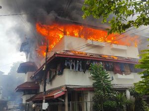 Rusun Sumbo Surabaya Terbakar Hebat