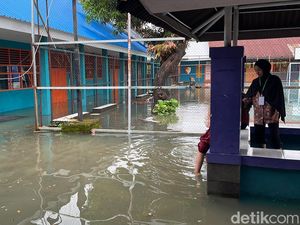 SMAN 19 Makassar Terendam Banjir, Aktivitas Ramadan Siswa Dialihkan di Musala