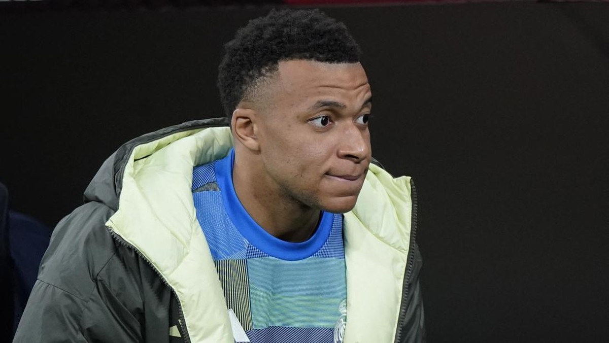 Mbappe sempat menghilang dari starting line-up Madrid. Foto: REUTERS/Ana Beltran