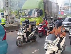 Kronologi Truk Tabrak Separator Jalan Sempat Bikin Macet di Gatsu Arah Kuningan