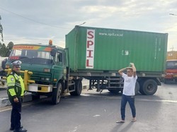Truk Trailer Melintang di Sidoarjo, Arus Lalin Mojokerto-Surabaya Lumpuh