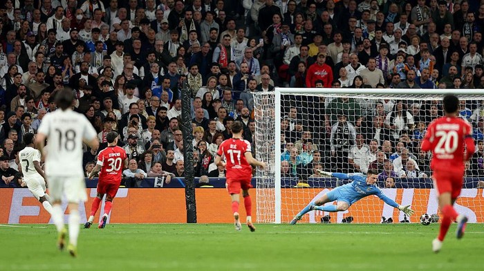 MADRID, SPAIN - FEBRUARY 25: Vinicius Junior of Real Madrid scores his teams second goal during the UEFA Champions League 2025/26 League Knockout Play-off Second Leg match between Real Madrid C.F. and SL Benfica at Estadio Santiago Bernabeu on Febru