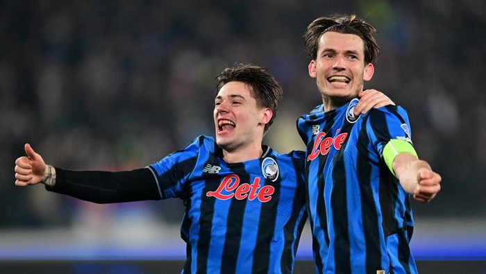 Soccer Football - UEFA Champions League - Play Off - Second Leg - Atalanta v Borussia Dortmund - New Balance Arena, Bergamo, Italy - February 25, 2026 Atalantas Marten de Roon and Atalantas Nicola Zalewski celebrate after the match REUTERS/Daniele 