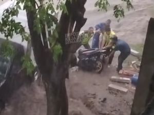 Viral Motor Nyaris Hanyut di KIC Semarang gegara Banjir