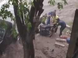 Viral Motor Nyaris Hanyut di KIC Semarang gegara Banjir