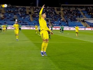 Selebrasi Slam Dunk Ronaldo Saat Bantu Al Nassr Gilas Al Najma 5-0