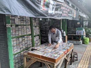 Nostalgia di Cihapit, Kisah Sukiman Merawat Asa Lewat Kaset Pita