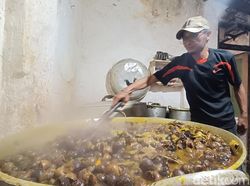 Sehari Laku 100 Kg! Keong Masak Rempah Jadi Takjil Favorit saat Ramadan