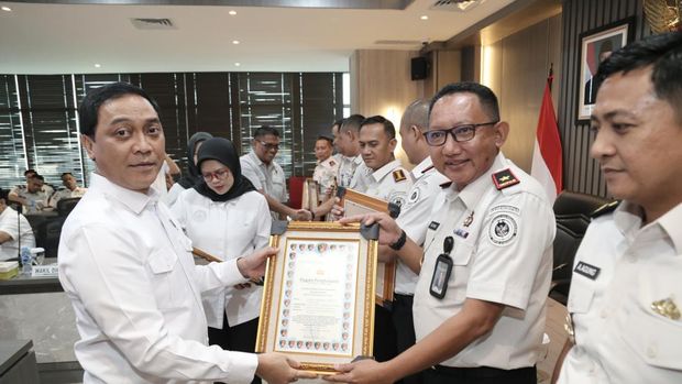 Dirtipid Narkoba Polri memberikan penghargaan kepada 63 petugas dari berbagai instansi atas sinergitas dalam pemberantasan narkoba. (dok.istimewa)