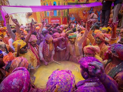 Festival Holi Hidupkan Jalanan Barsana