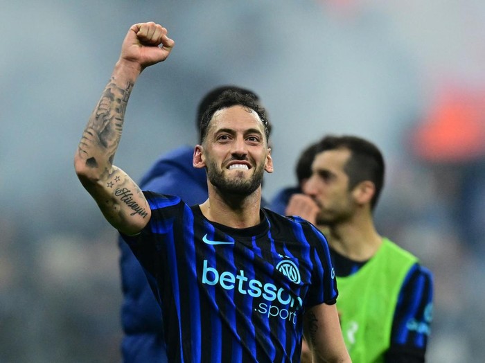 Soccer Football - Serie A - Inter Milan v Juventus - San Siro, Milan, Italy - February 14, 2026 Inter Milans Hakan Calhanoglu celebrates after the match REUTERS/Daniele Mascolo