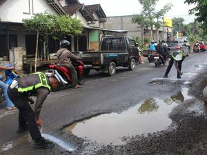 Lubang Menganga di Jalan Bahayakan Pengendara di Trenggalek