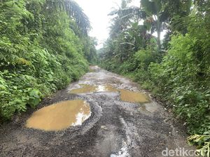 Jalur Alternatif Turis Menuju Kuta Mandalika Rusak Parah