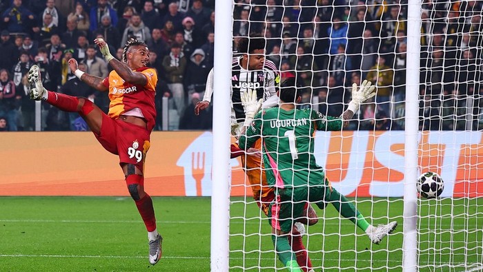 Soccer Football - UEFA Champions League - Play Off - Second Leg - Juventus v Galatasaray - Allianz Stadium, Turin, Italy - February 25, 2026 Juventus Weston McKennie scores their third goal past Galatasarays Ugurcan Cakir REUTERS/Guglielmo Mangiapa