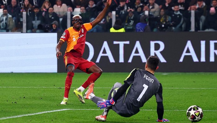 Soccer Football - UEFA Champions League - Play Off - Second Leg - Juventus v Galatasaray - Allianz Stadium, Turin, Italy - February 25, 2026 Galatasarays Victor Osimhen scores their first goal past Juventus Mattia Perin REUTERS/Guglielmo Mangiapane