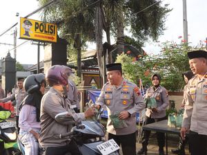 Kapolres Purworejo Bagi Takjil Bareng Anak Yatim-Pegiat Medsos