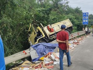 Truk Muatan Keramik Kecelakaan di Tol Cipularang, Sopir Tewas