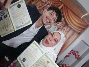 Habis Akad Langsung Rebahan! Viral Pasangan yang Pilih Nikah Simpel di KUA