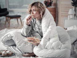 Sering Ngemil Saat Stres? Bisa Jadi Kamu Alami Emotional Eating