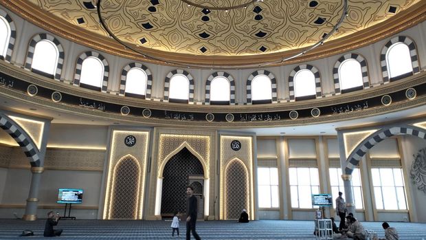 Masjid Al Ikhlas PIK merupakan masjid baru di Pantai Indah Kapuk dengan arsitektur klasik Islam dan fasilitas modern