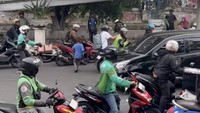 4 Kesaksian Aksi Gila-gilaan Pengemudi Mobil Lawan Arah Kayak Film