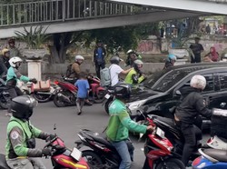 2 Orang Luka Akibat Pengemudi Mobil Gila-gilaan Tabrak Kendaraan di Jakpus